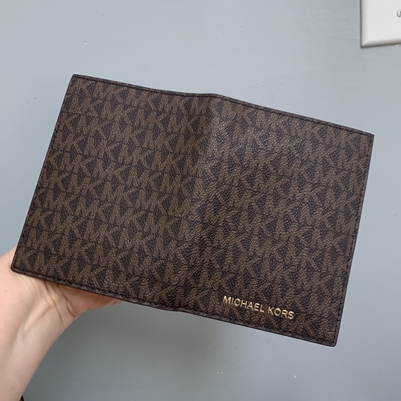 ❌SOLD❌ Authentic Michael Kors passport and credit card holder - like new - Picture 11 of 17